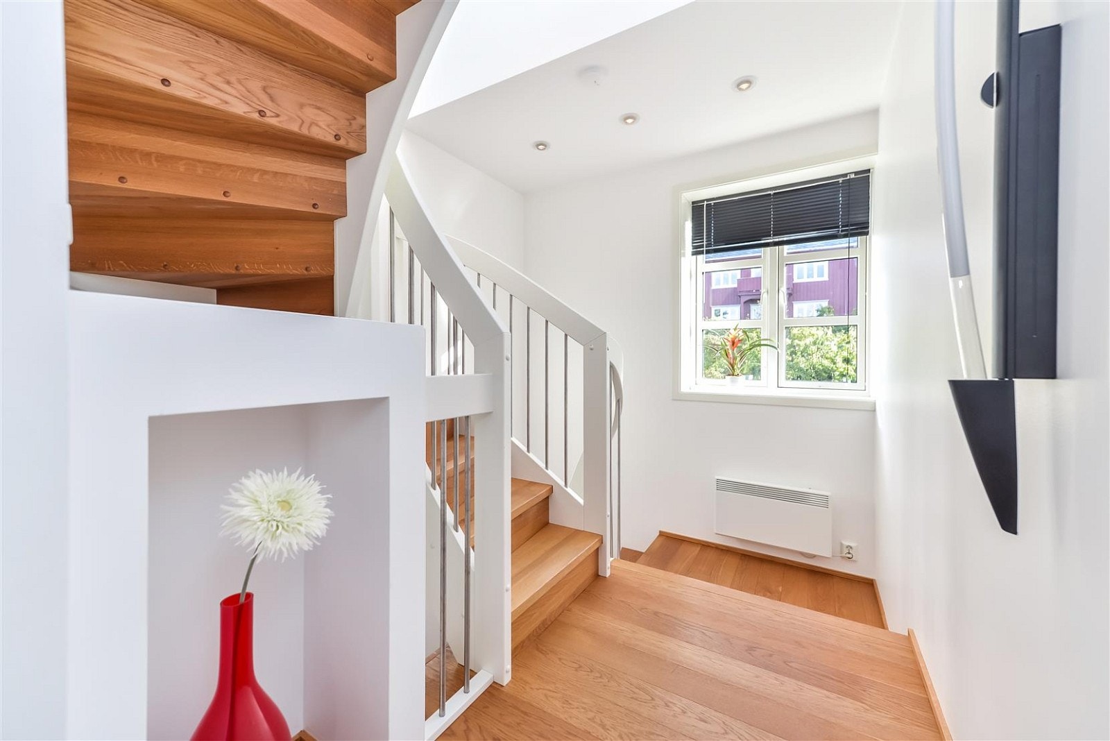 Bilet viser gangen i 2. etasje som binder sammen planene. Galleribilde