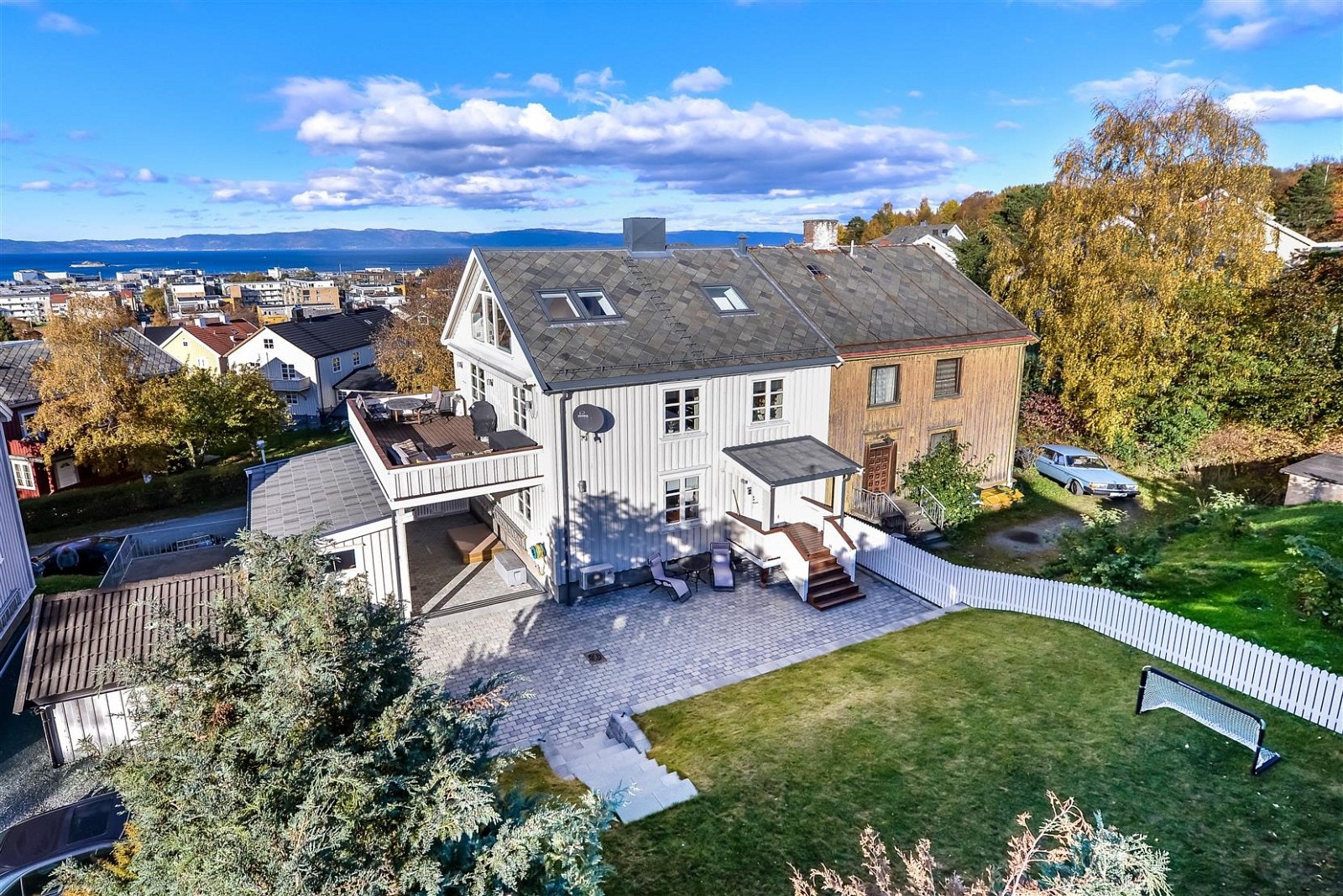 Oversiktsbilde av eiendommen sett mot byen. Galleribilde