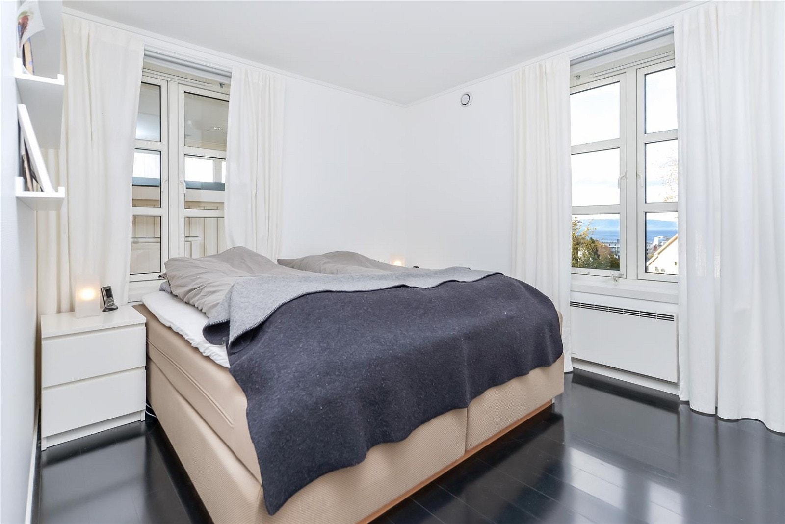 Dette soverommet har heltre spesialgulv som er mørklakkert. Det er meget motstandsdyktig. Galleribilde