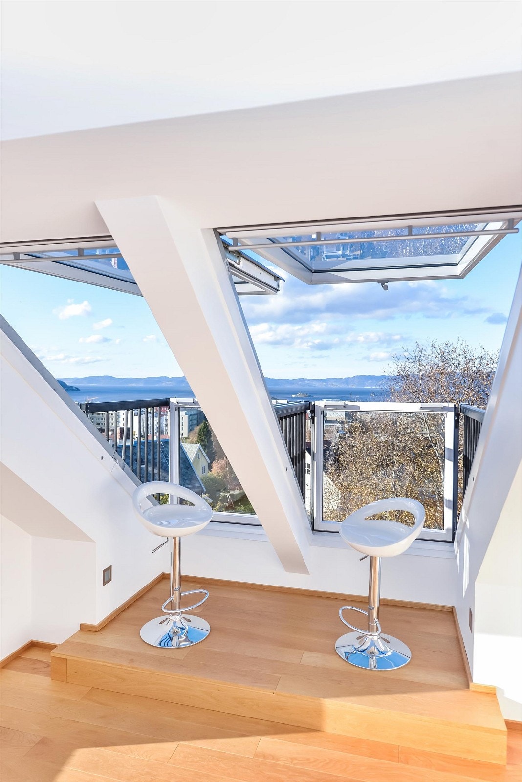 Med vinduene i åpen posisjon har man plutselig en liten altan. Galleribilde