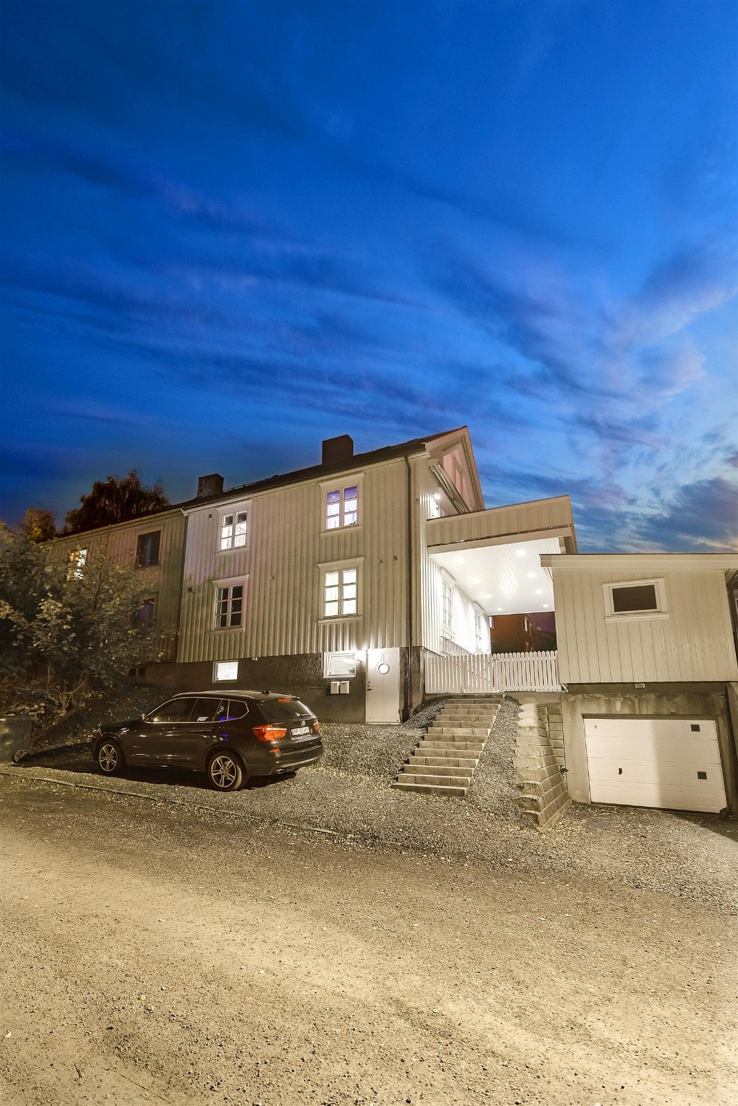 Kveldsfoto av fasaden. Galleribilde