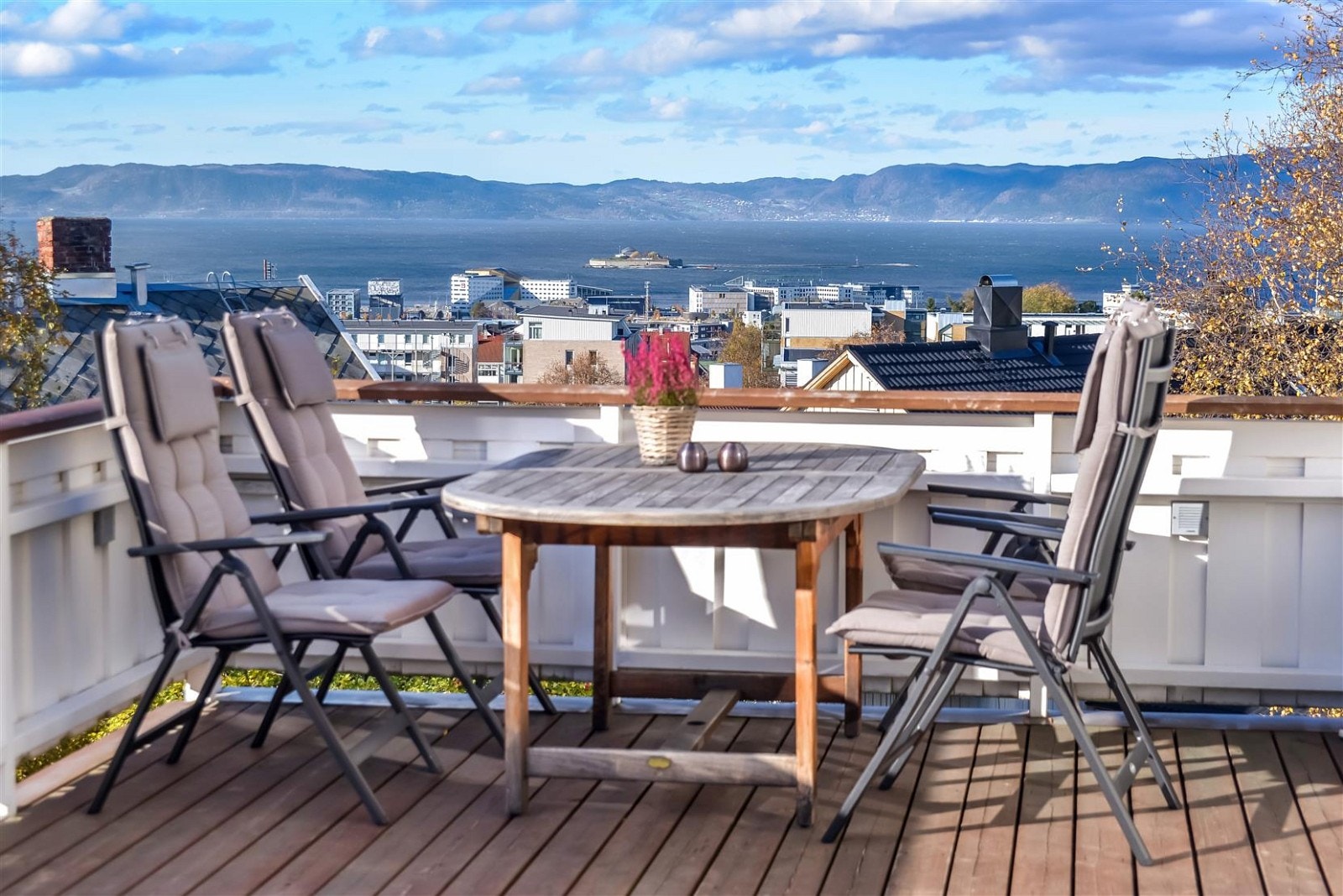 Utsikten er bred og faller inn under kategorien panorama. Galleribilde