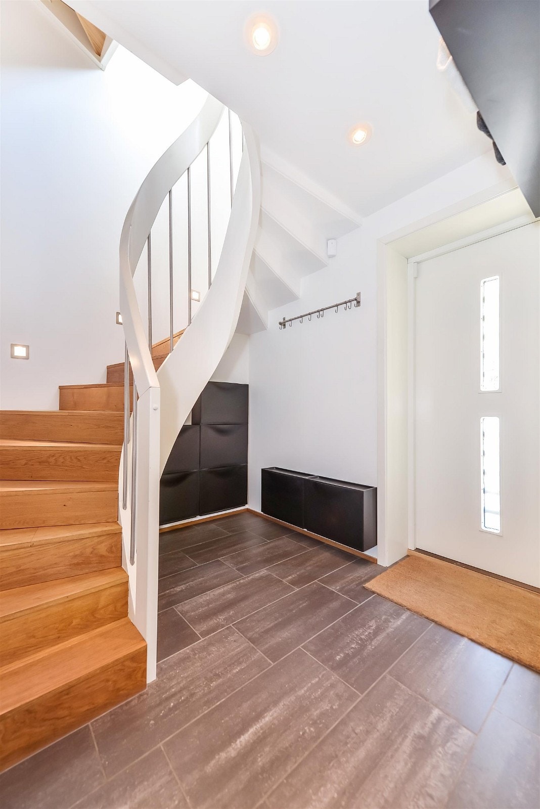 God plass til yttertøy og sko under trappen. Galleribilde