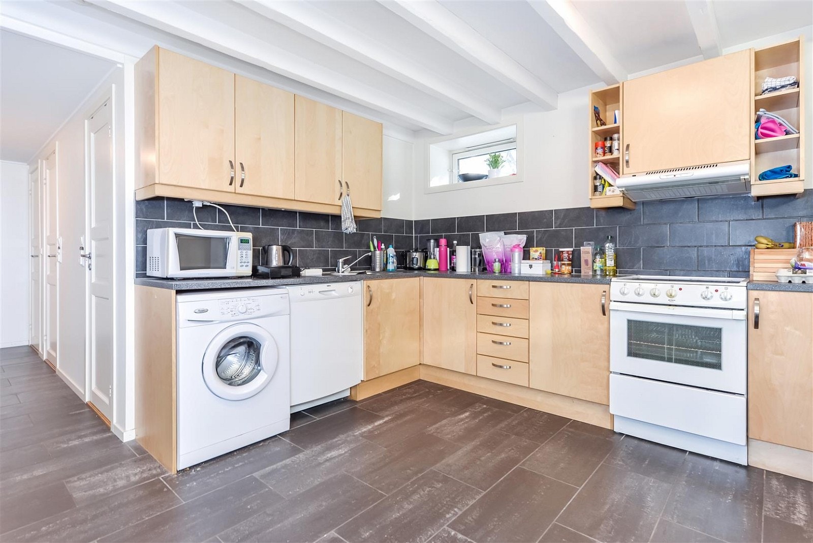 Kjøkkenet i den utleide delen i sokkeletasjen. Her har beboerne alt de trenger. Galleribilde