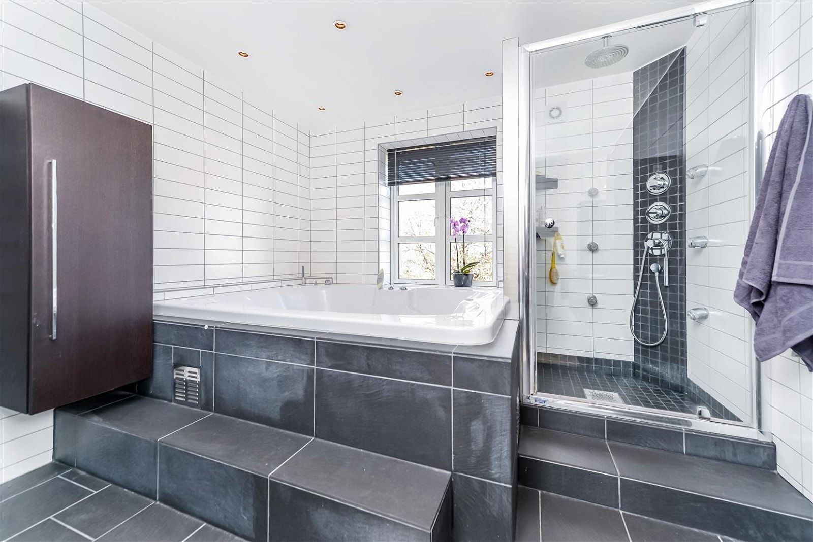 Badet er meget romslig og huser både boblebad og dusjhjørne. Et sted hvor hele familien vil trives. Galleribilde