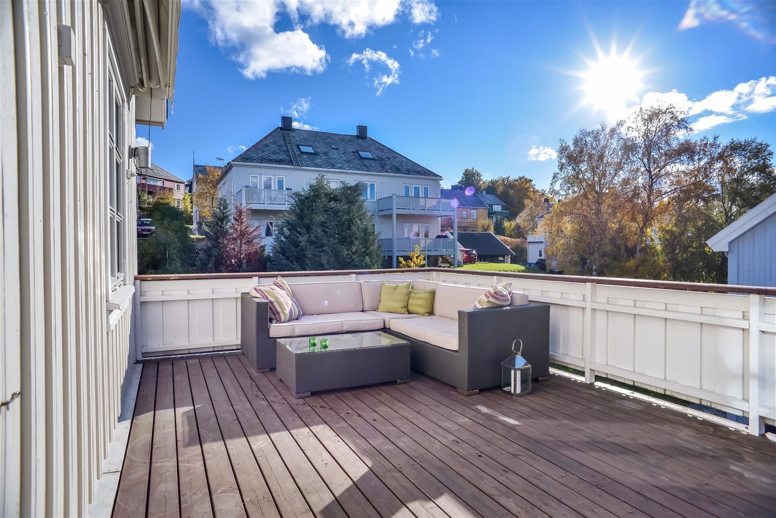 På kalde dager kan den elektriske markisen felles ut for lunere atmosfære. Den går helt ut til rekkverket. Galleribilde