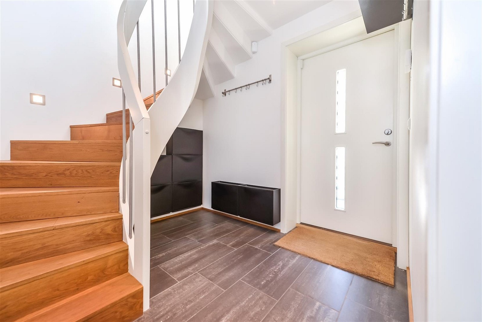 Inngangsparti og trapperom i første etasje. Her er det flislagt gulv med varme. Galleribilde