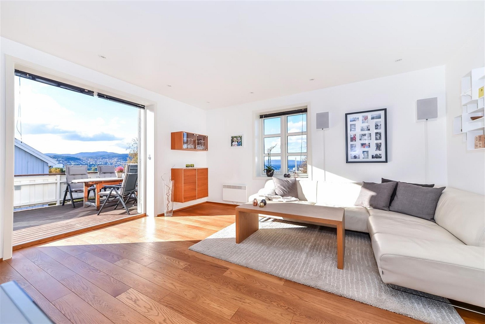 Stuen i 2. etasje er meget lys og luftig takket være blant annet doble dører til verandaen. Galleribilde