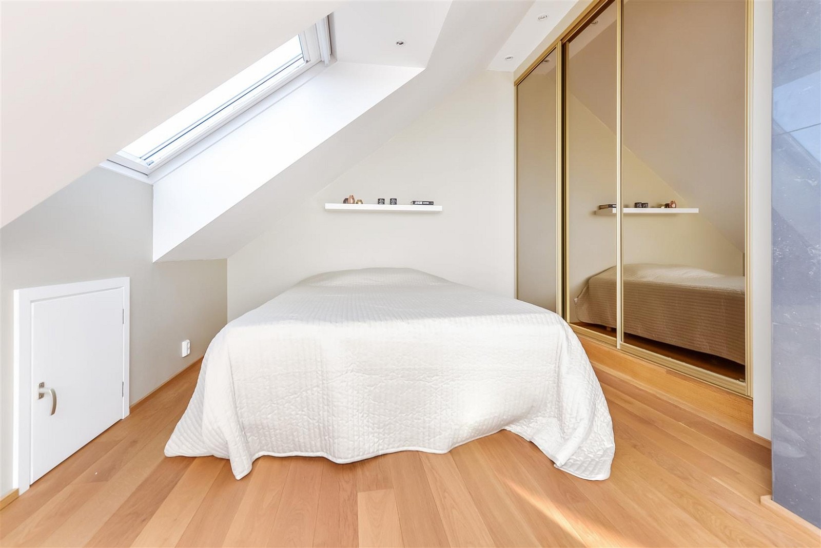 Soverommet i loftsetasjen har en stor skyvdørsgarderobe samt varmepumpe med både kjøle- og varmefunksjon. Galleribilde
