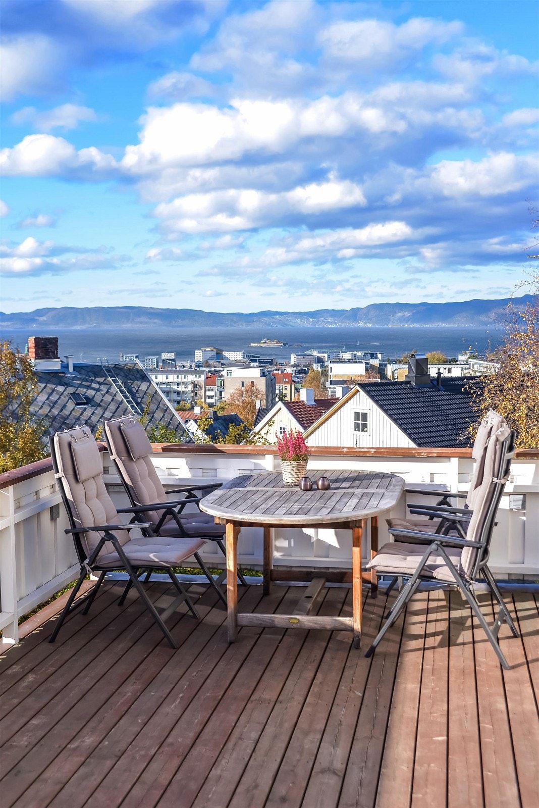Terrassen ut fra stuen er meget stor og har plass til flere sitte- og spisegrupper. Galleribilde