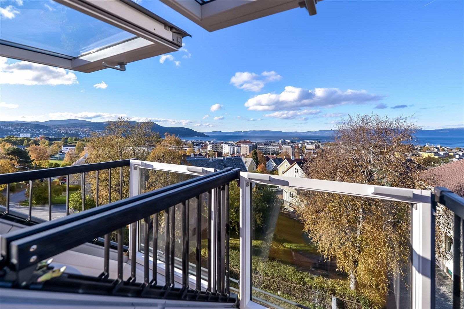 Altanvinduene i åpen stilling. Galleribilde