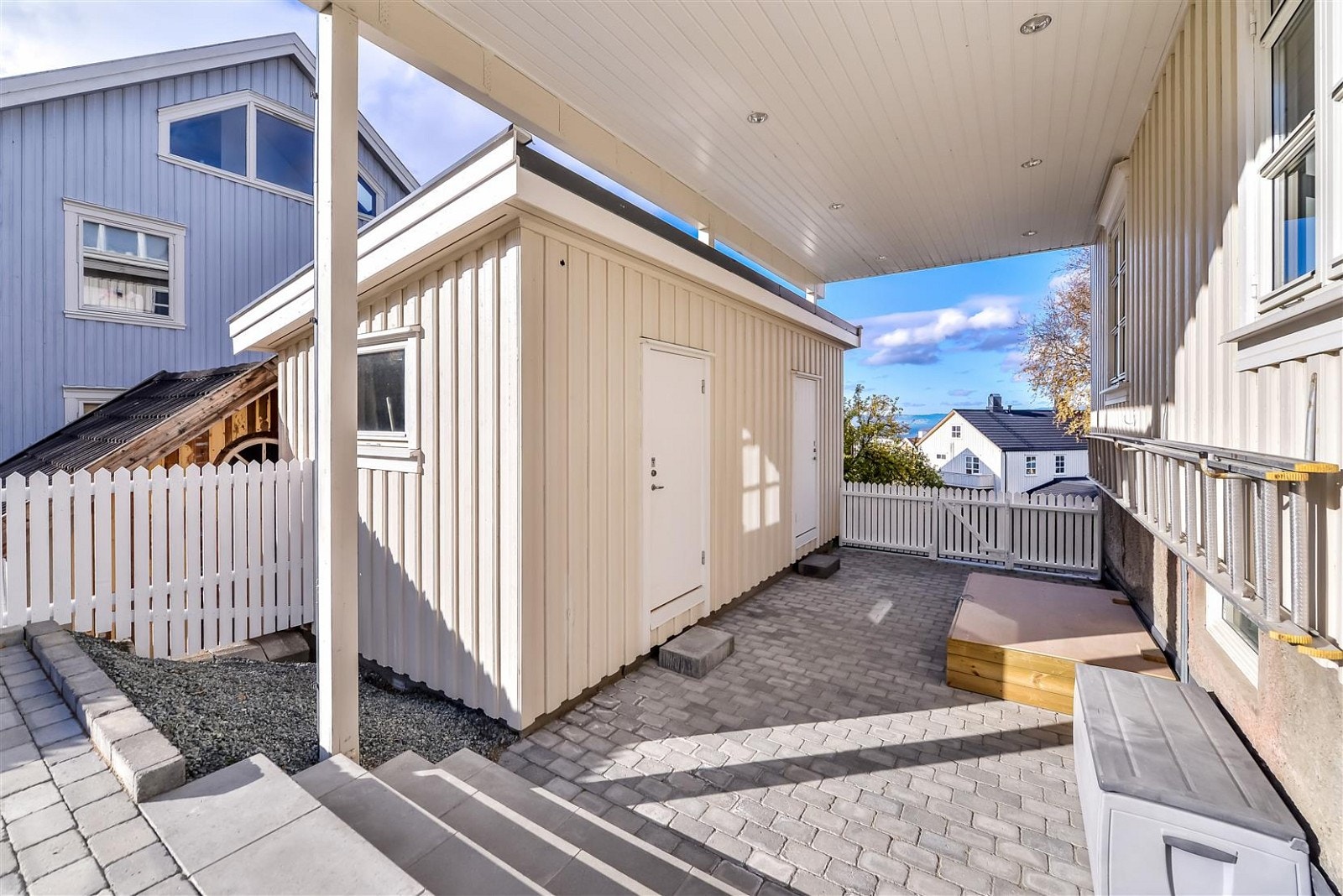 2 store boder med god lagringsplass samt lunt og tørt parti grunnet verandaen over. Galleribilde