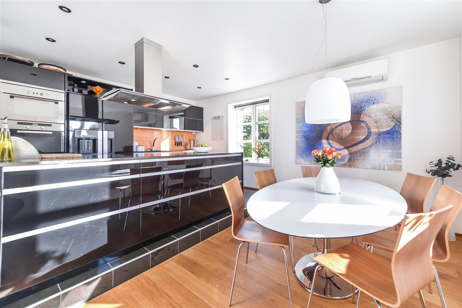 I forkant av kjøkkenet er det laget plass for en spisegruppe som rommer både gjester og familie. Galleribilde