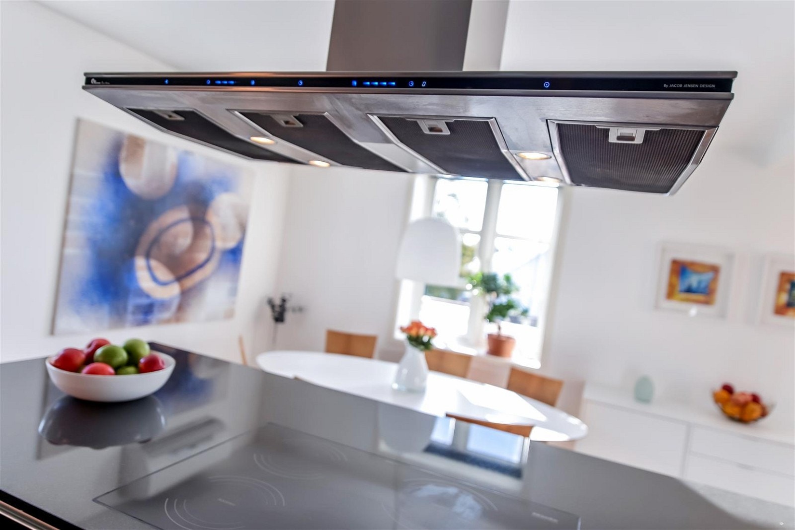 Designhette levert av Jacob Jensen og 80 cm bred induksjonstopp fra Miele. Galleribilde