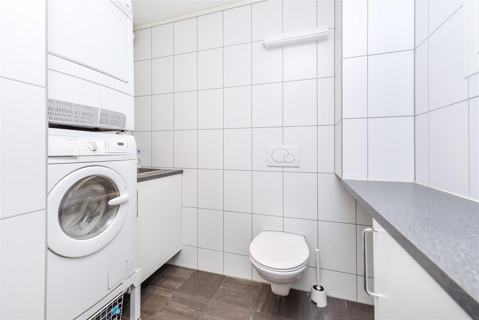 Vaskerommet ligger i 1. etasje og har både innredning, toalett og plass til både vaskemaskin og tørketrommel. Galleribilde