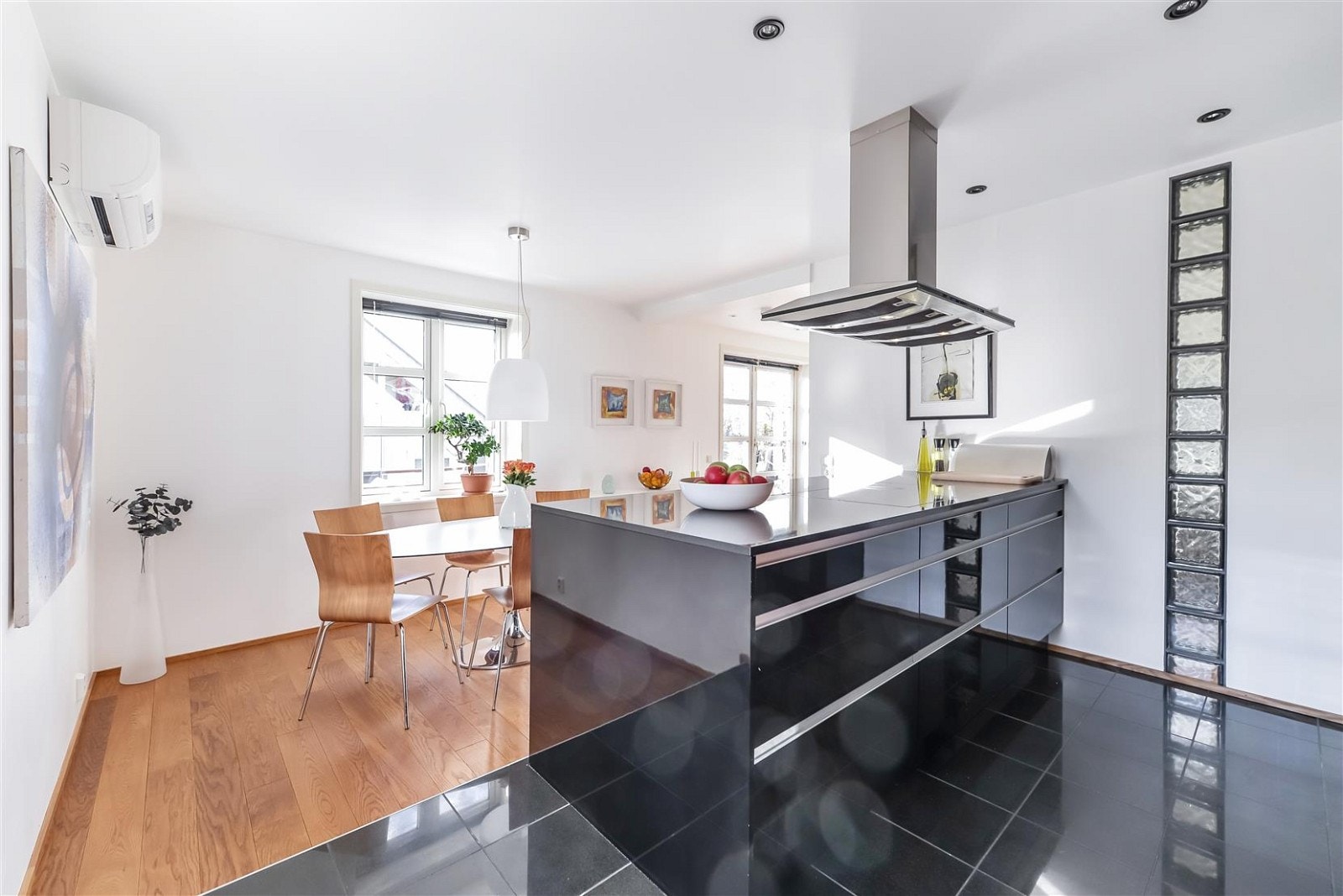 Kjøkkenet er bygget litt høyere enn spiseplassen for uttrykkets skyld. Kjøkkenplatået har polerte fliser. Galleribilde