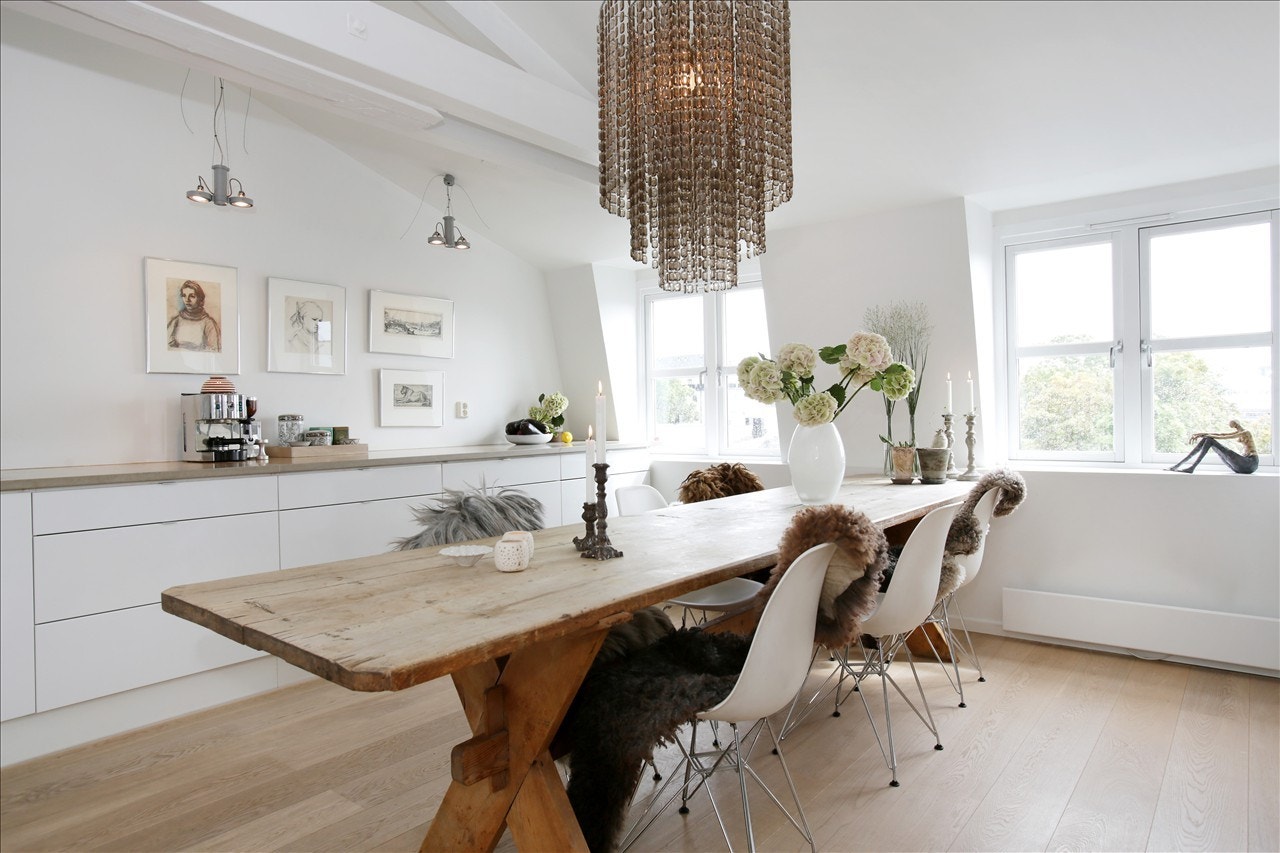 Stort lekkert kjøkken med spiseplass Galleribilde