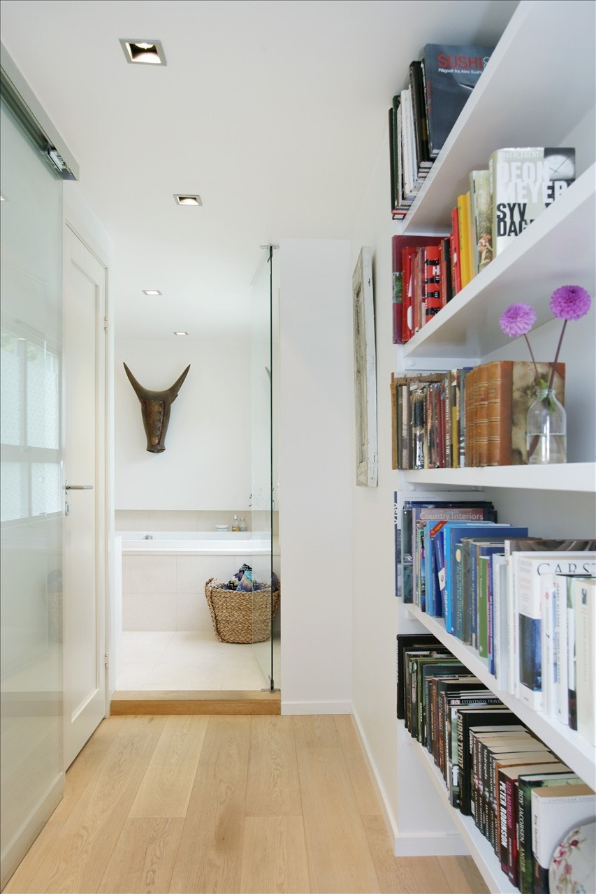 Gang med bokhyller Galleribilde