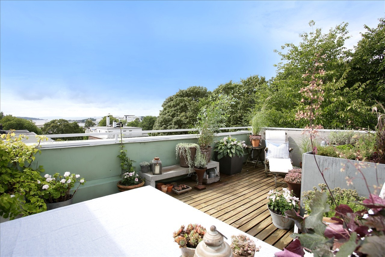 Usjenert, fredelig, solrik takterrasse Galleribilde