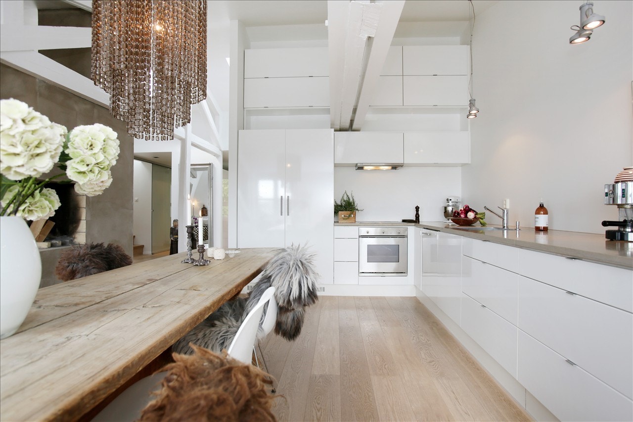 Lekkert kjøkken med god takhøyde Galleribilde