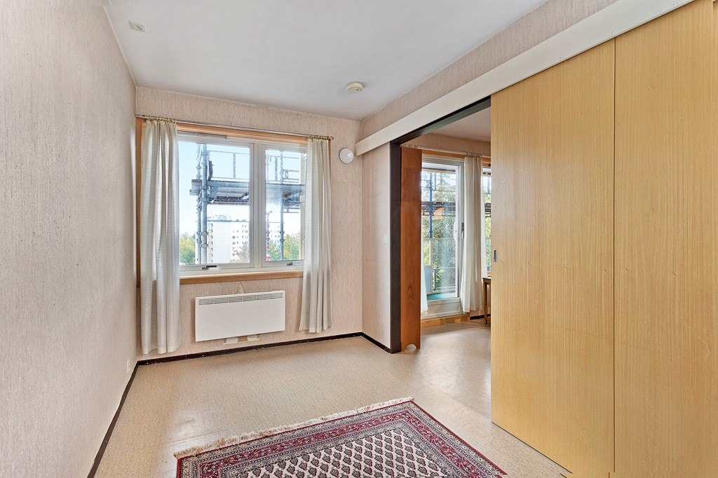 Stort soverom med skyvedør til stuen. Galleribilde