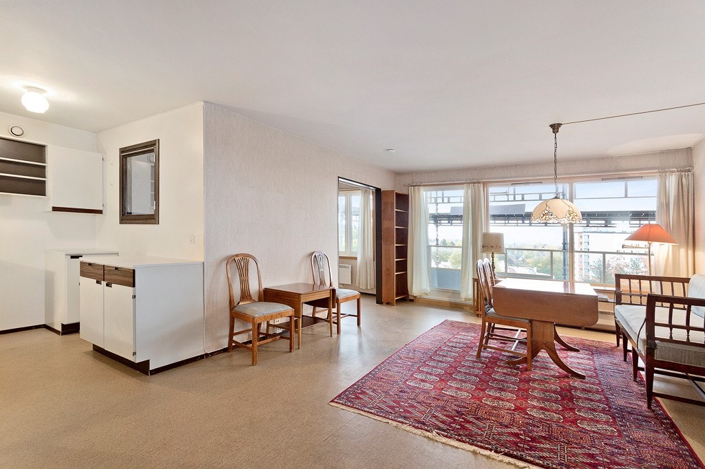 Stue med åpen kjøkkenløsning og utgang veranda med hyggelig utsyn. Galleribilde