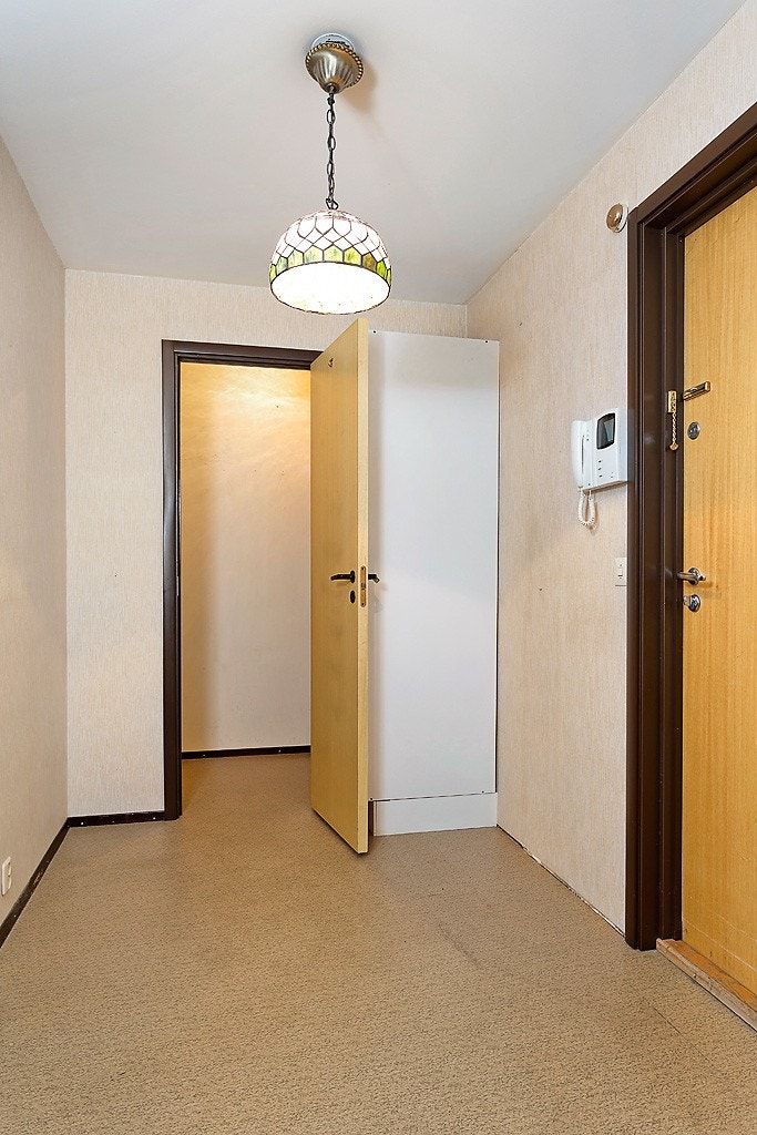 Entre mot bod og ytterdør. Galleribilde