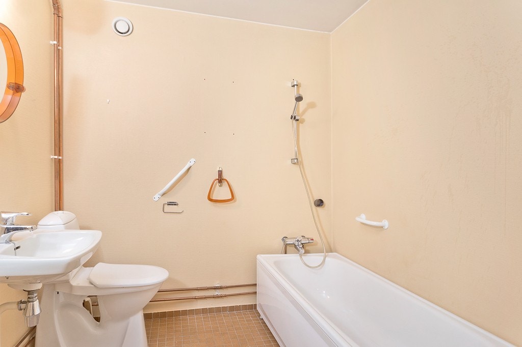 Stort bad med kar. Galleribilde