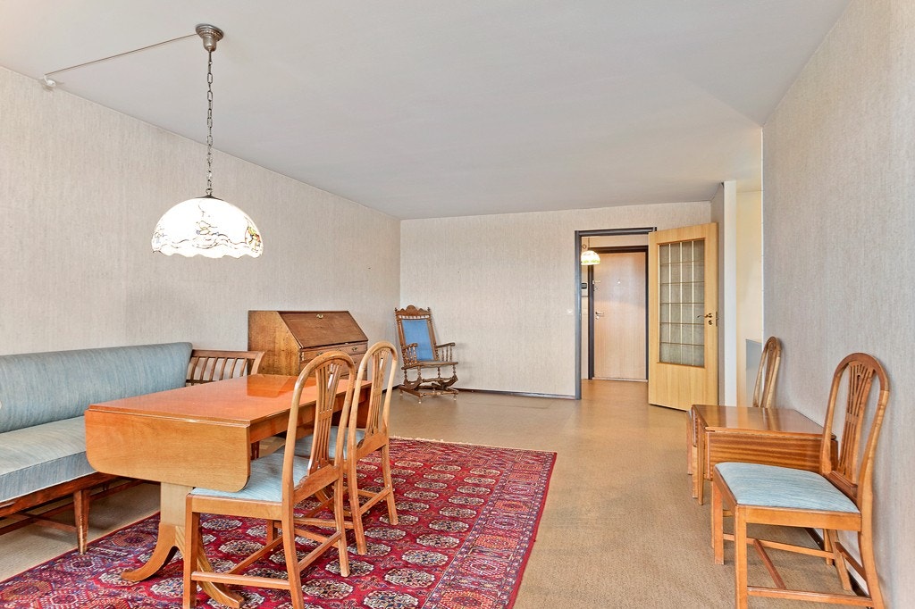 Stue mot entre. Galleribilde