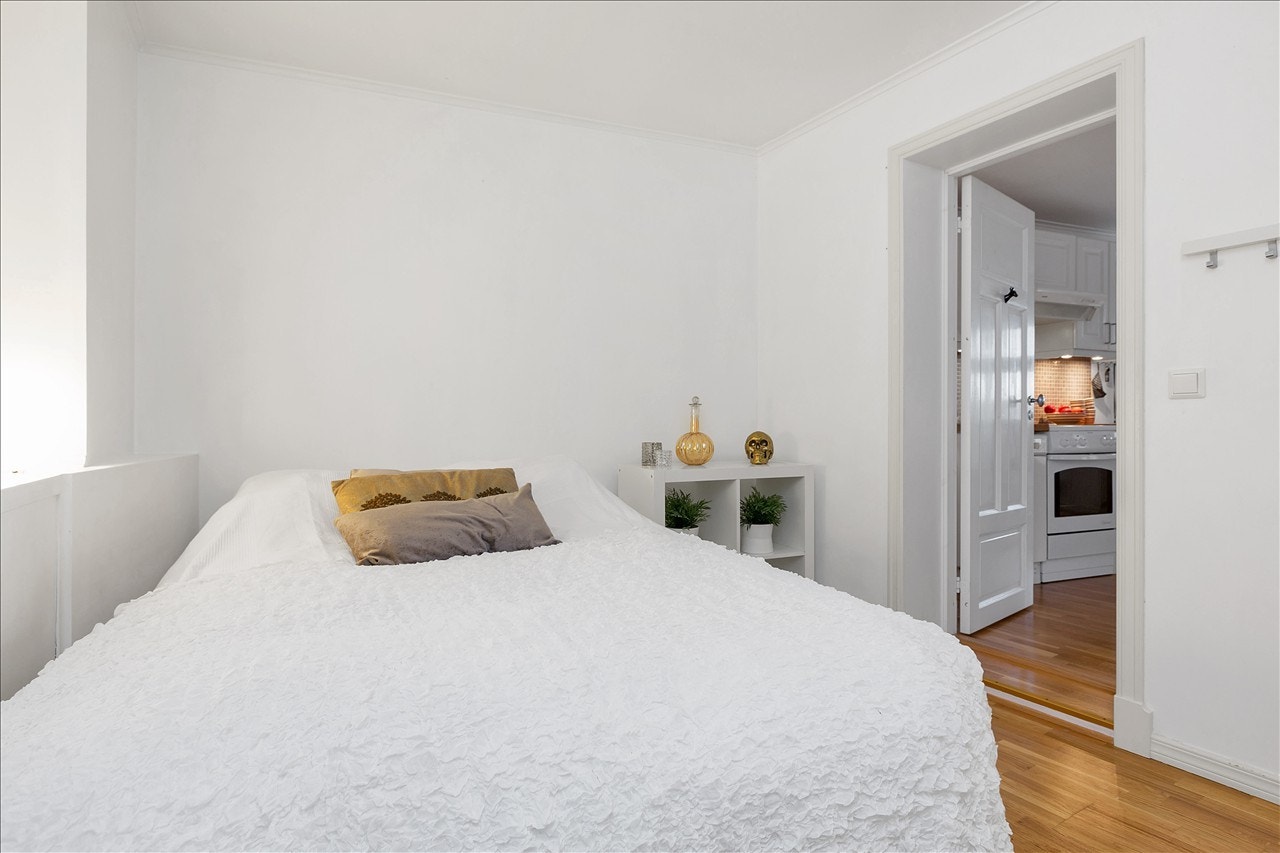 Direkte inngang fra kjøkkenet til et lyst, trivelig og rolig soverom. Galleribilde