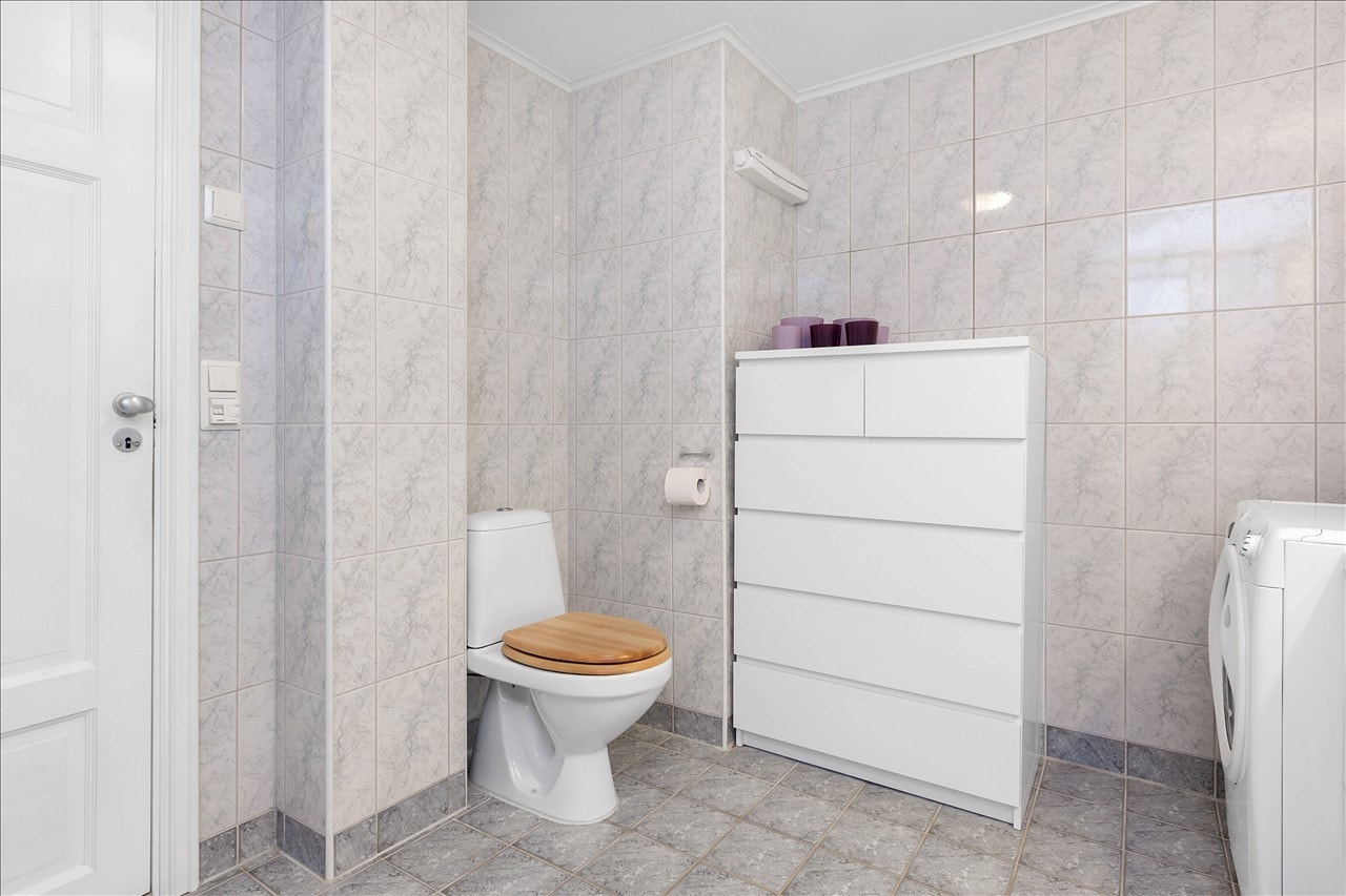 Badet har også god plass til kommode og fliser både på gulv og vegg. Galleribilde