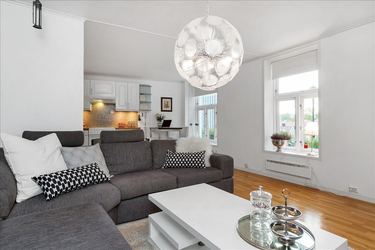 Meget gode lysforhold fra store vindusflater både på kjøkken og stue. Galleribilde