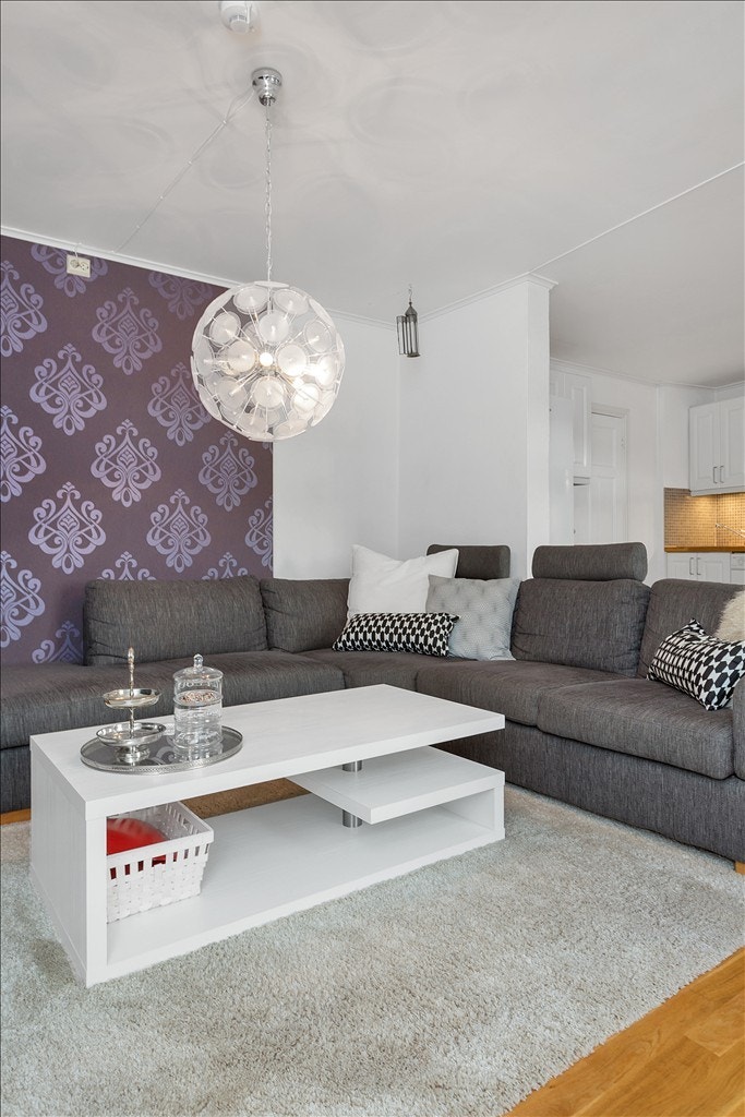 Den lyse, romslige stuen har god plass til sofahjørne og tvbord. Galleribilde