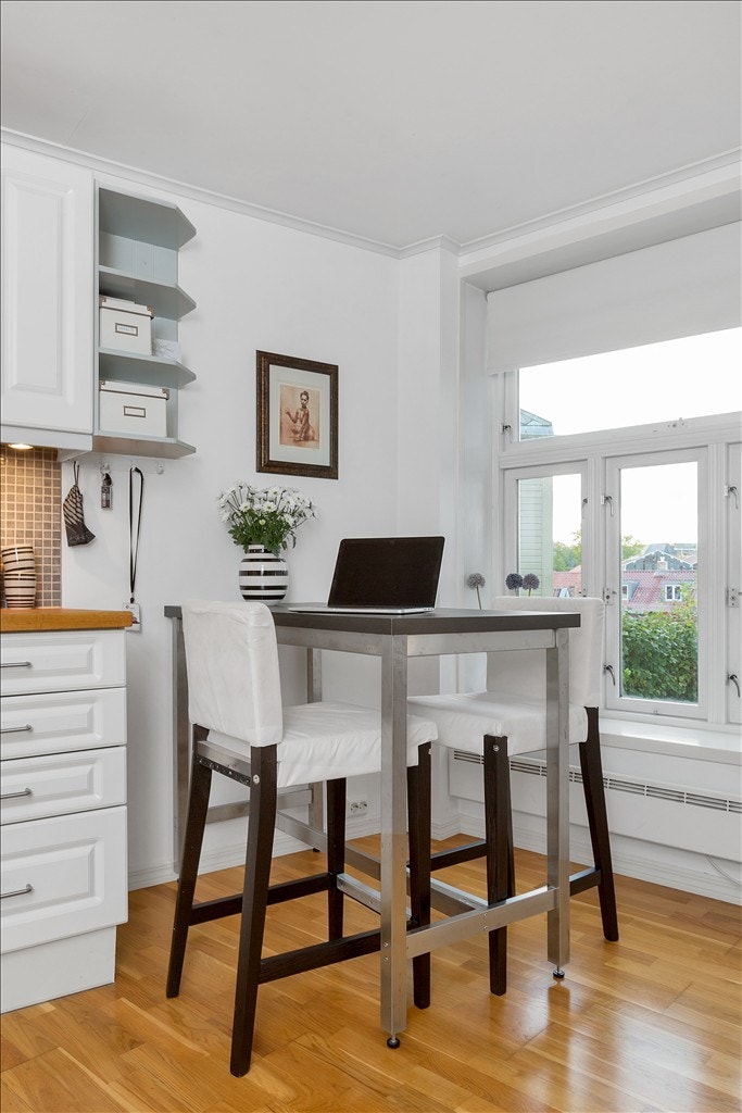 Kjøkkenet har godt med gulvareal og flott plassering til kjøkkenspisebord med utsikt utover Bakklandet. Galleribilde