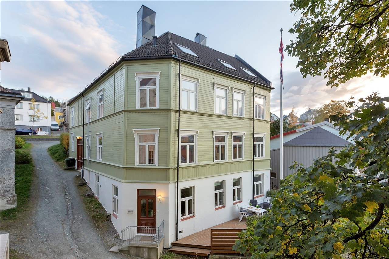 Fasade sett fra framsiden av bygget. Galleribilde