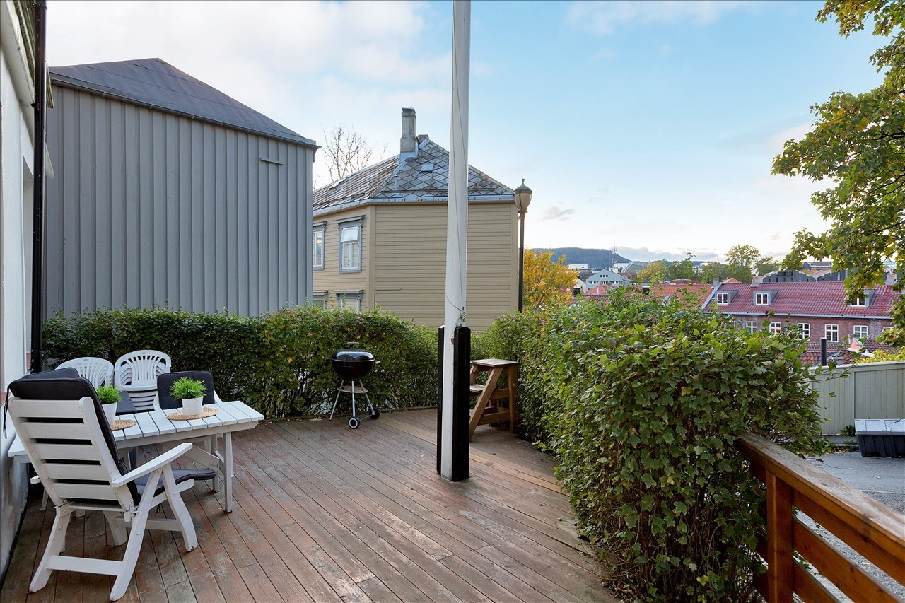 Romslig og skjermet veranda på framsiden av bygget. Galleribilde