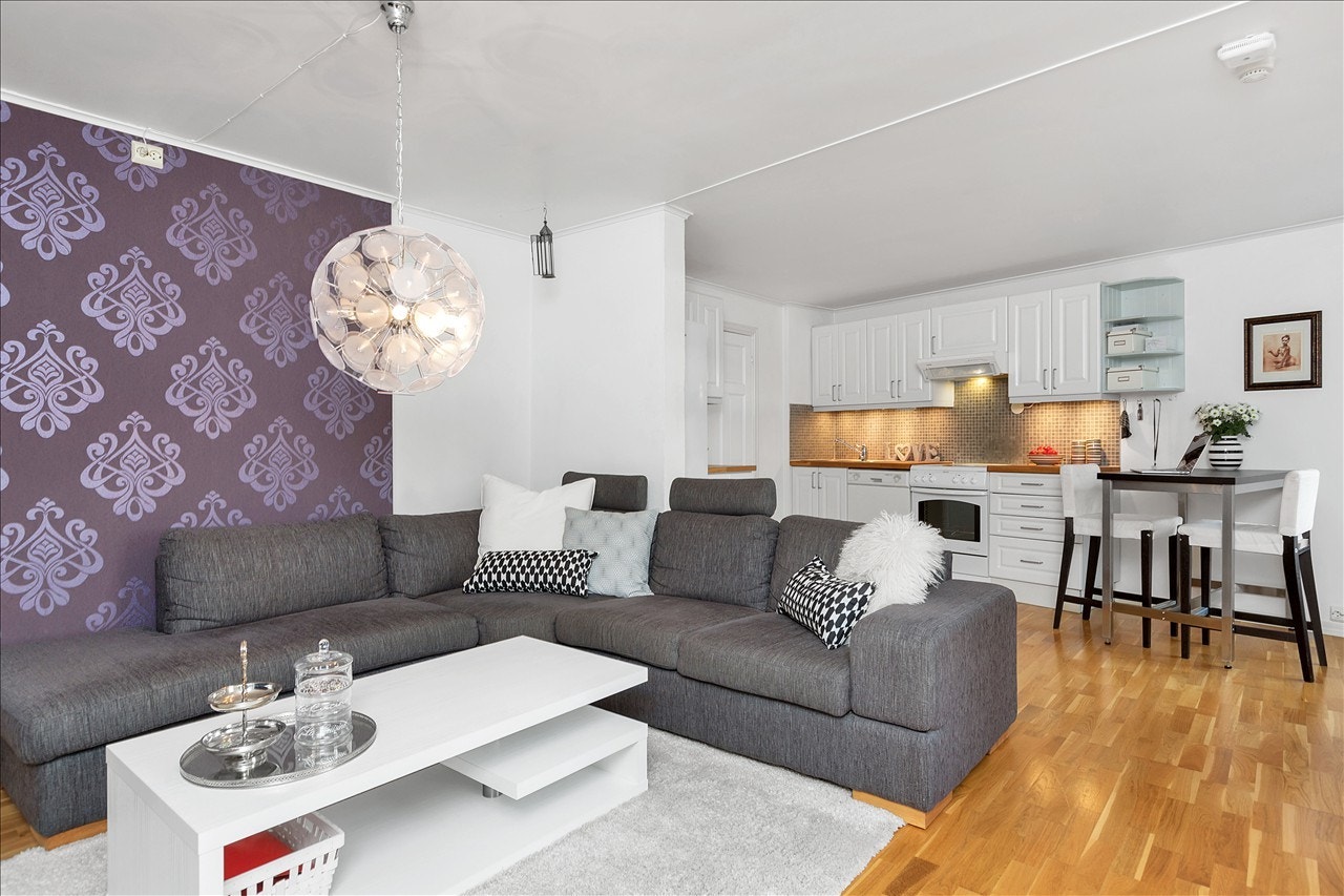 Luftig og åpen løsning fra stue og over til kjøkken. Galleribilde