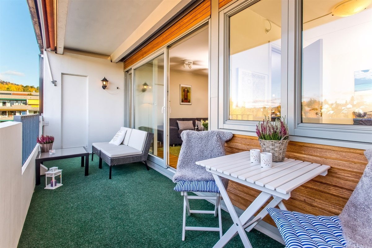 Verandaen har markise, utebelysning og elektrisk uttak Galleribilde