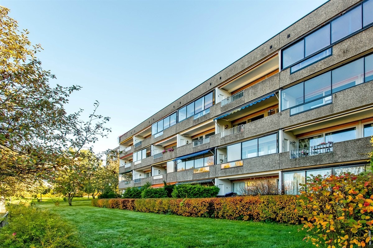 Hovseterveien 42 A ligger i ytterkant av borettslaget med Mærradalen som nærmeste nabo. Her kan man spenne på seg skiene like utenfor døren. Galleribilde