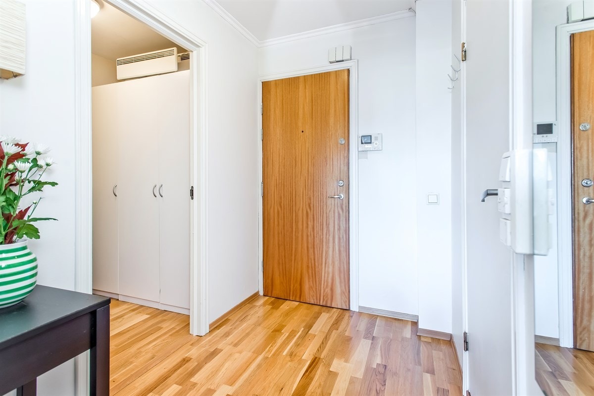 Entrè med inngang til walk-in garderobe med god oppbevaringsplass Galleribilde