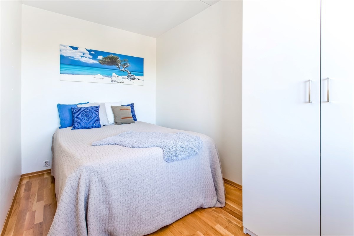 Soverom med garderobeskap som vender ut mot stille grøntområde Galleribilde