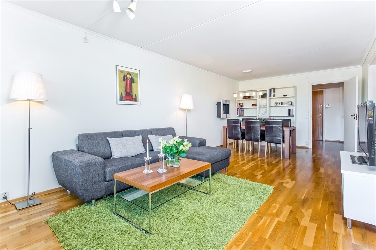 Stuen har god plass til både sofagruppe og spisebord Galleribilde