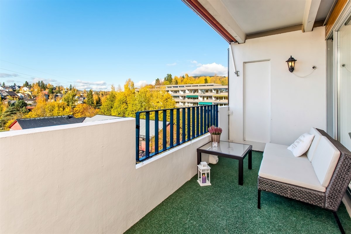 Stor veranda med ettermiddags-/kveldssol. Flott utsyn, intet innsyn. Galleribilde