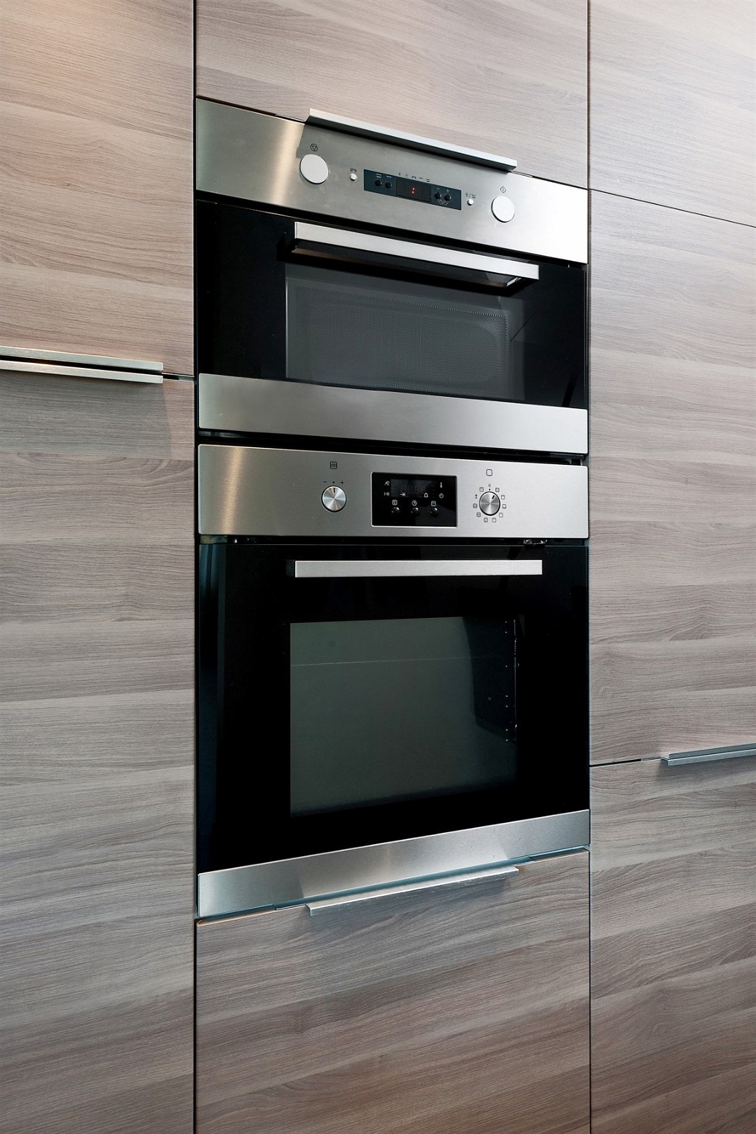 Lekre integrerte hvitevarer på kjøkkenet. Galleribilde