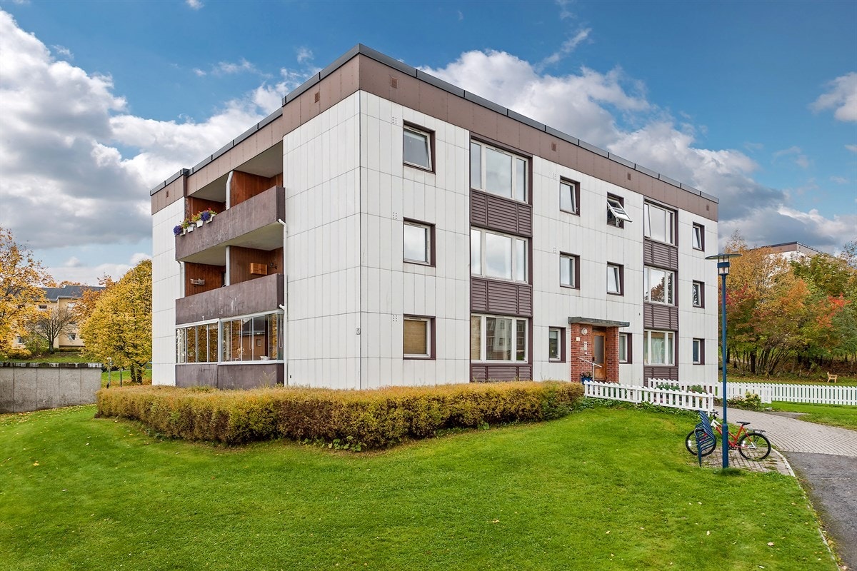 Leiligheten har en koselig stue med utgang til balkong, stilfullt kjøkken fra 2013 med integrerte hvitevarer, flislagt bad med fin innredning, separat wc, to koselige soverom, hvorav ett har garderobeskap og en innbydende entré med åpen garderobeløsning. Galleribilde