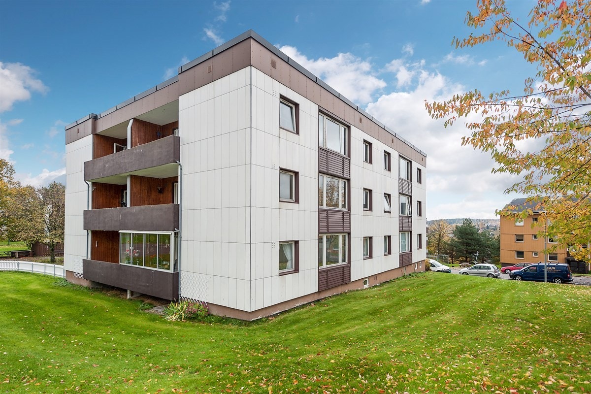 Leiligheten ligger i et etablert og attraktivt boligområde på Kalbakken i Oslo kommune, med nærhet til offentlig transport, skoler, shopping og gode rekreasjonsmuligheter i marka. Området har kort vei til fotballbaner, lekeplass, idrettshall og treningsse Galleribilde