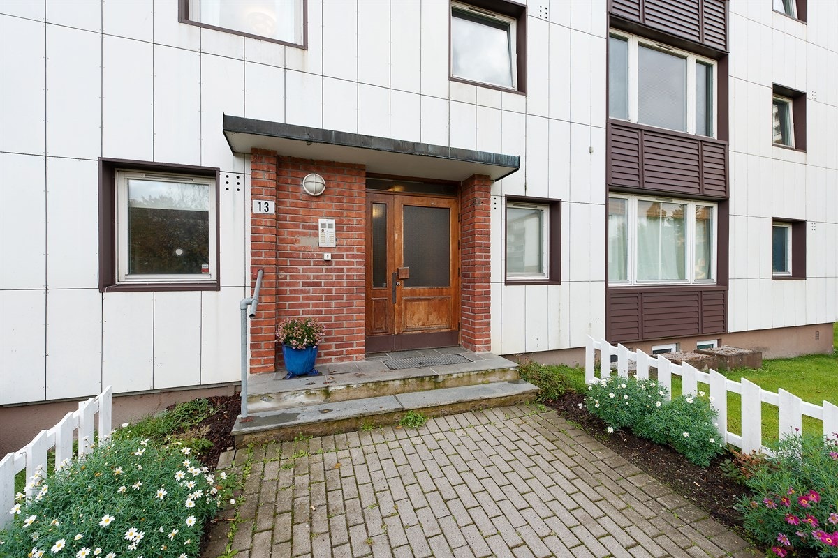 Nordlisletta 13 er en lys og velholdt 3-roms leilighet beliggende i hyggelig borettslag med pent opparbeidede fellesarealer. Leiligheten har en solrik balkong på ca. 7,5 kvm med utsyn mot grøntområde og bebyggelsen. Galleribilde