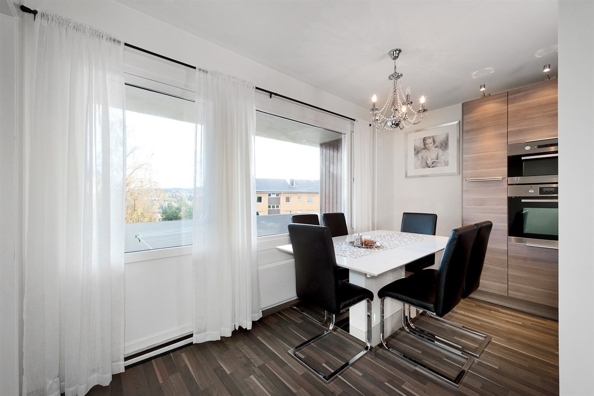 Rommet har gode vindusflater som gir rikelig med lys, samt utgang via kjøkken, til balkong på ca. 7,5 kvm med gode solforhold. Gos plass for spisestue/spisebord. Galleribilde