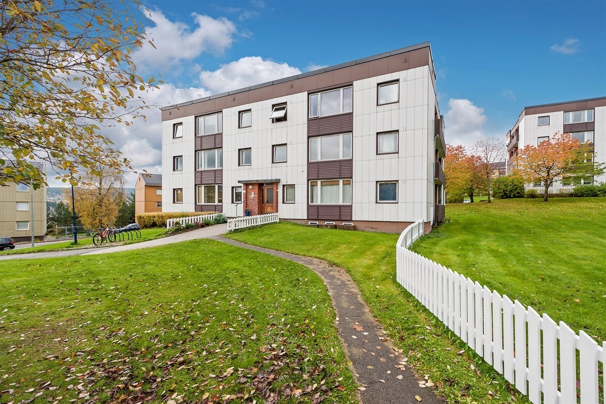 Leiligheten har en arealeffektiv planløsning og fremstår som moderne med overflater som ble pusset opp i 2013. Borettslaget har renovert badet de senere år. Galleribilde