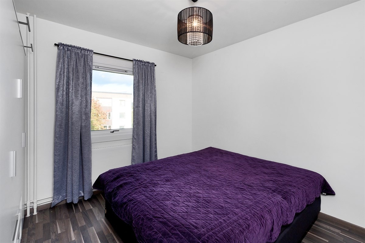 Soverom 1 med garderobeskap. Galleribilde